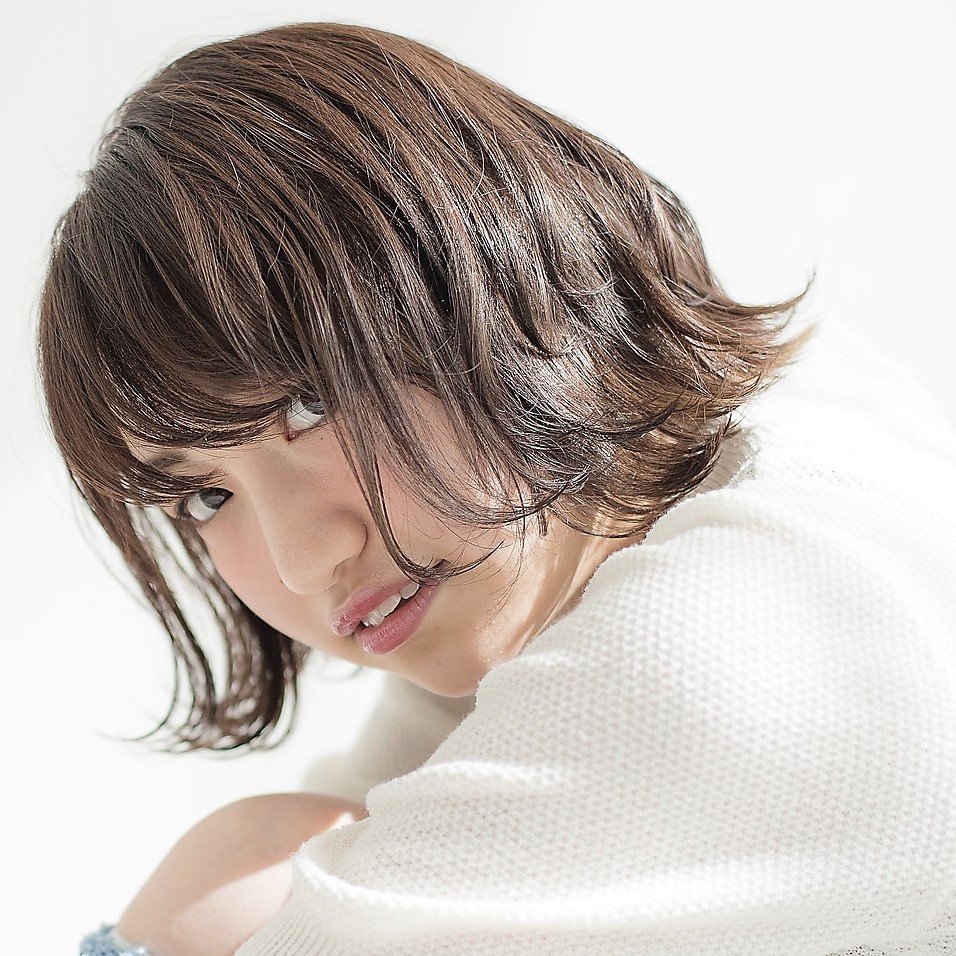 プレステージソファー のボブスタイルの女性の写真