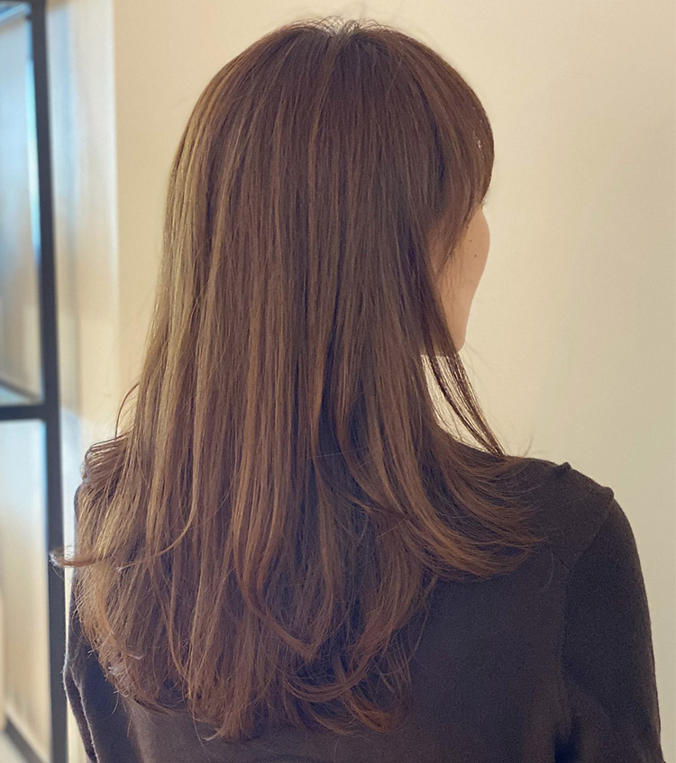 軽やかな質感のレイヤーロングの後ろ姿の写真
