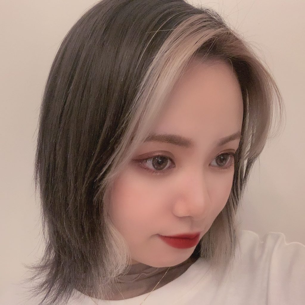ホワイトアッシュのフェイスフレーミングカラーをした女性の写真
