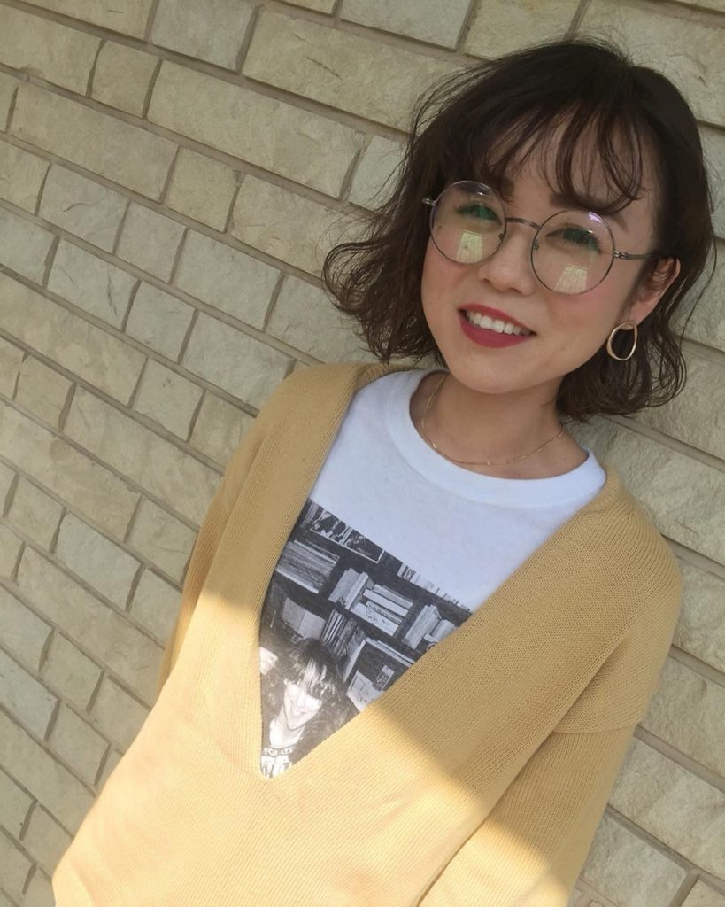 ふわふわウェーブがかわいいボブヘアの女性の写真
