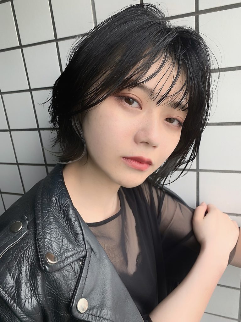シースルーバングと外ハネが絶妙なバランスのショートヘアの女性の写真