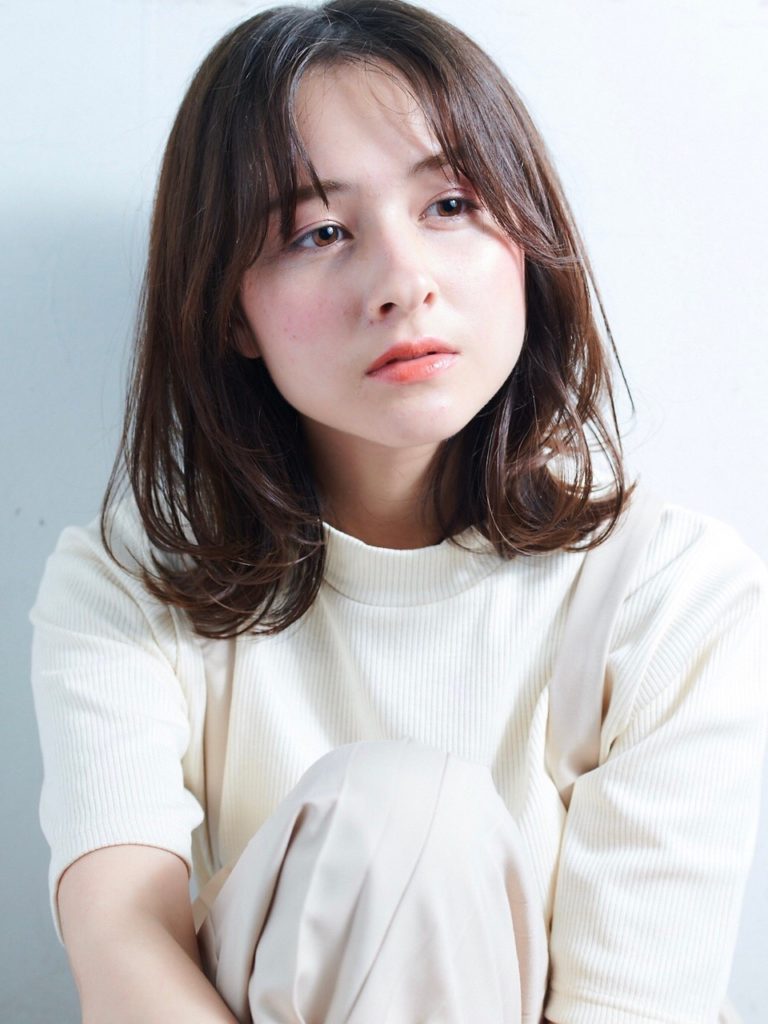 やわらかい動きのあるミディアムヘアの女性の写真