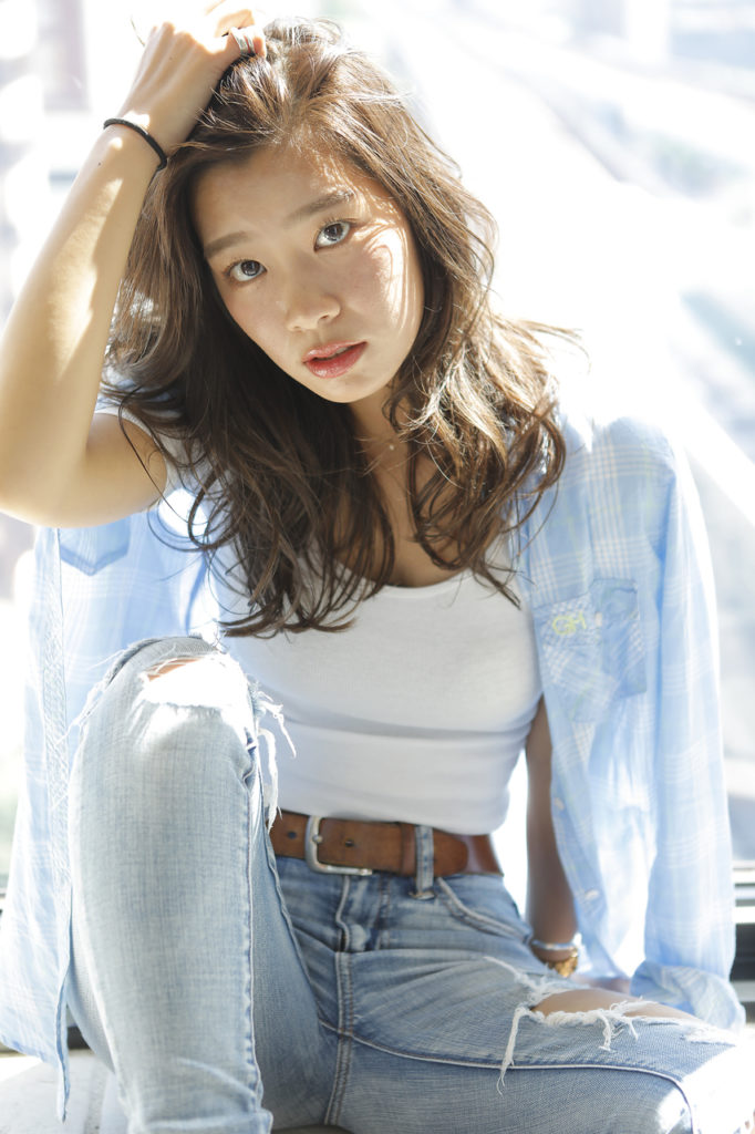 かきあげ前髪が格好良いロングヘアの女性の写真
