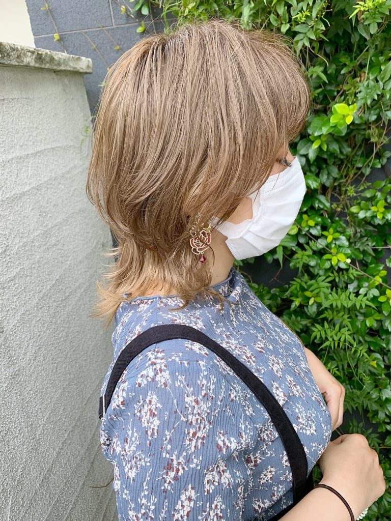 レイヤーが入ってスッキリとした印象のミディアムヘアの女性の写真