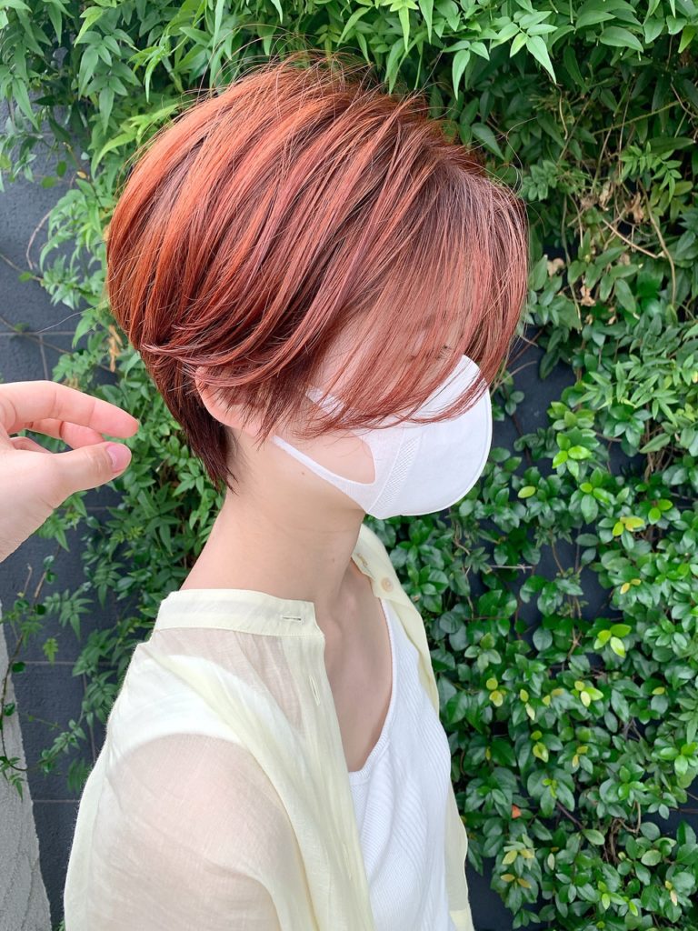 マスクをつけたショートヘアの女性の写真