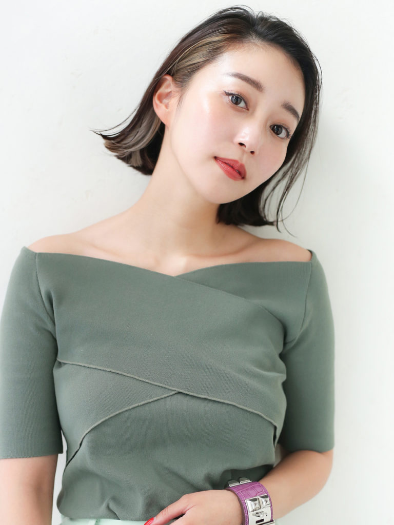 7:3分けのスッキリとしたボブヘアの女性の写真