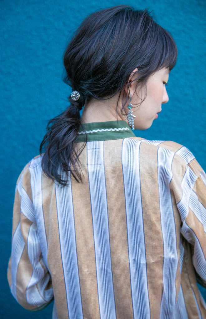 大人っぽいローポニーテールにヘアアレンジした女性の写真
