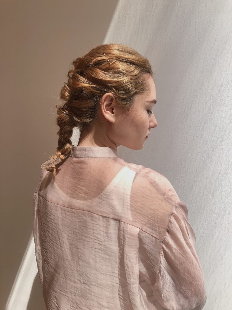 オシャレな編みおろしのヘアアレンジをした女性の写真