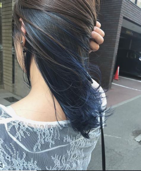 青いインナーカラーが入ったスタイル写真