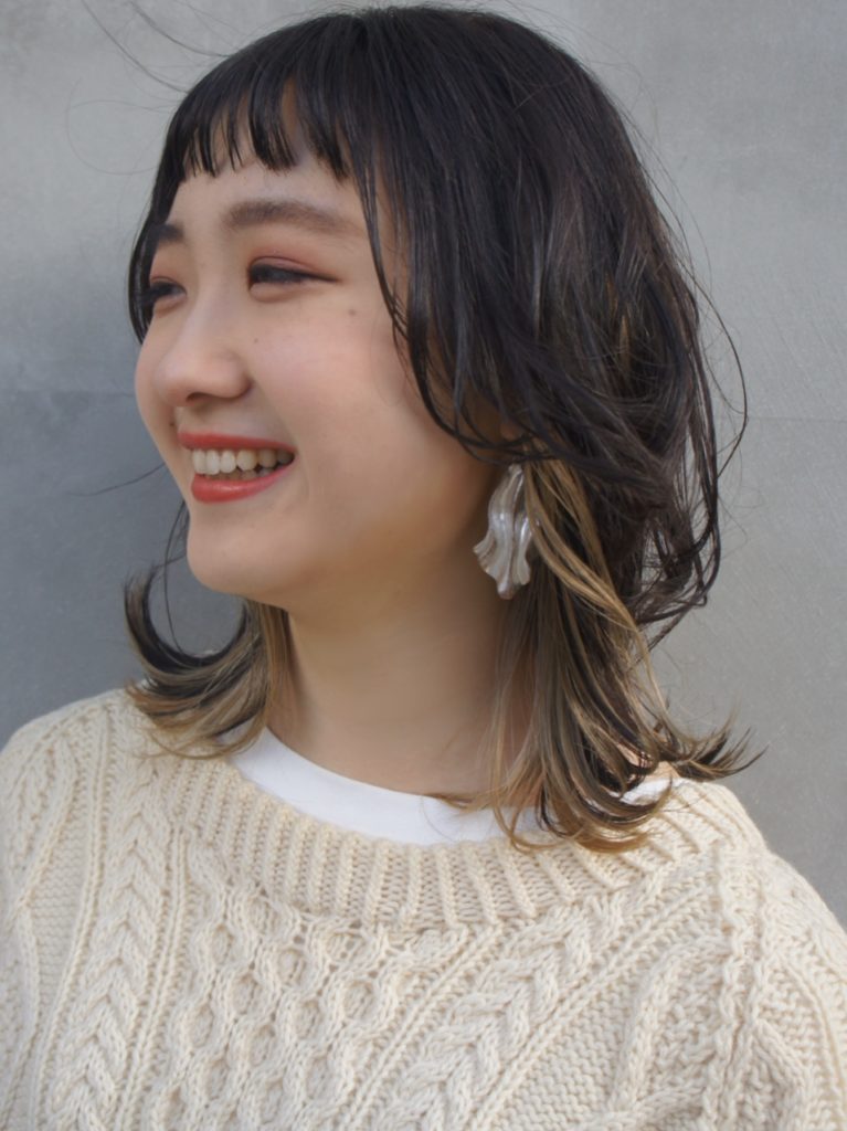 インナーカラーが入ったウルフヘアーのスタイル写真