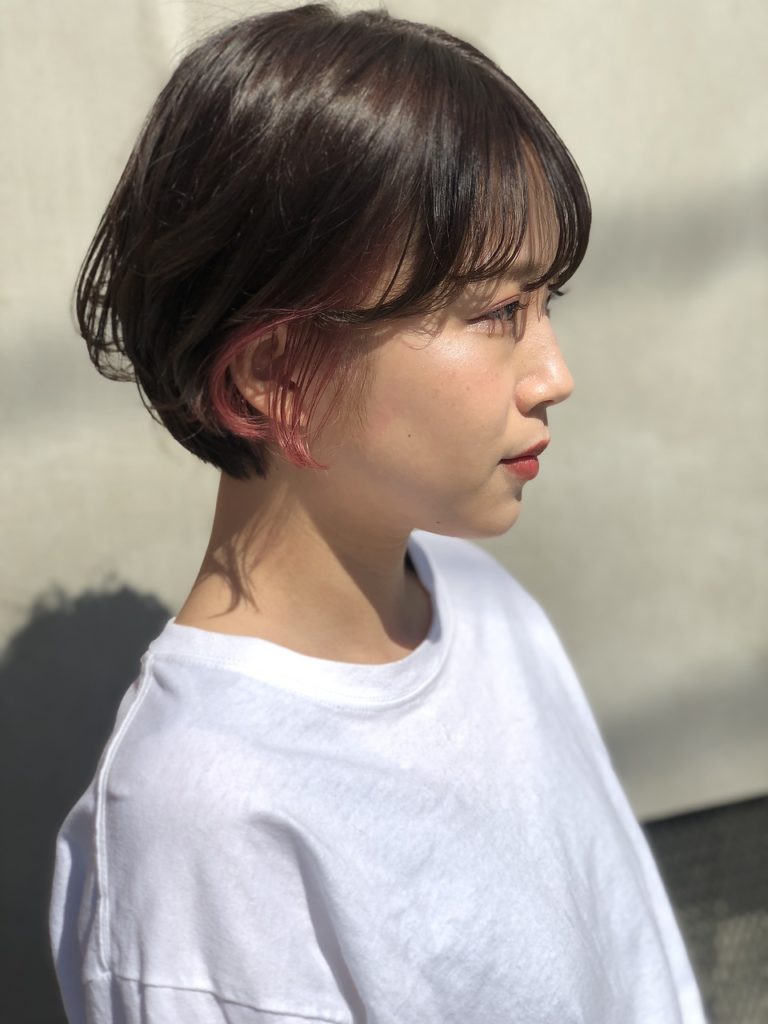 横を向いたショートカットの女性の写真