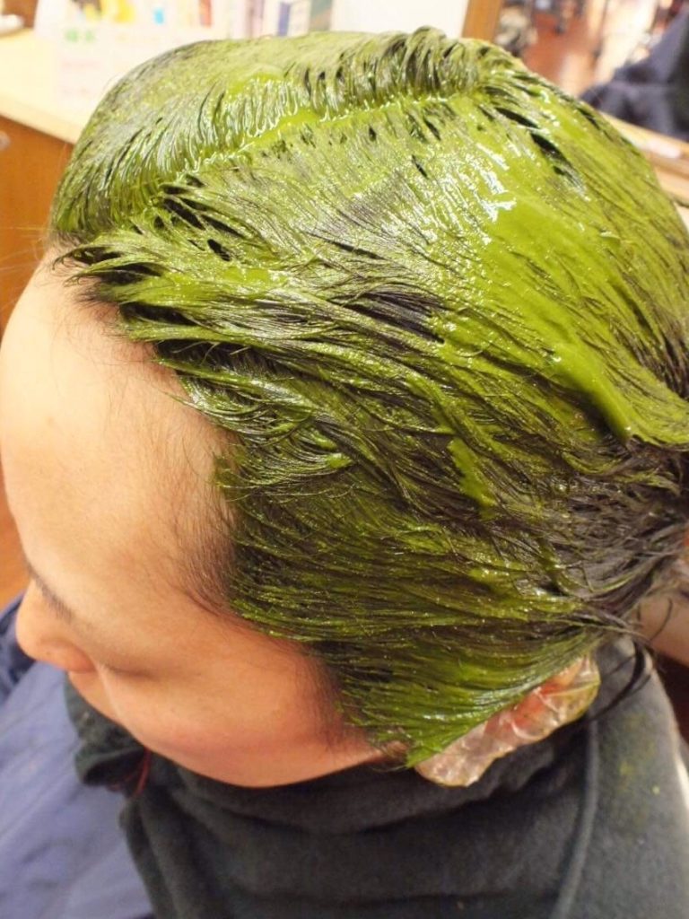 ヘナカラー施術中の写真