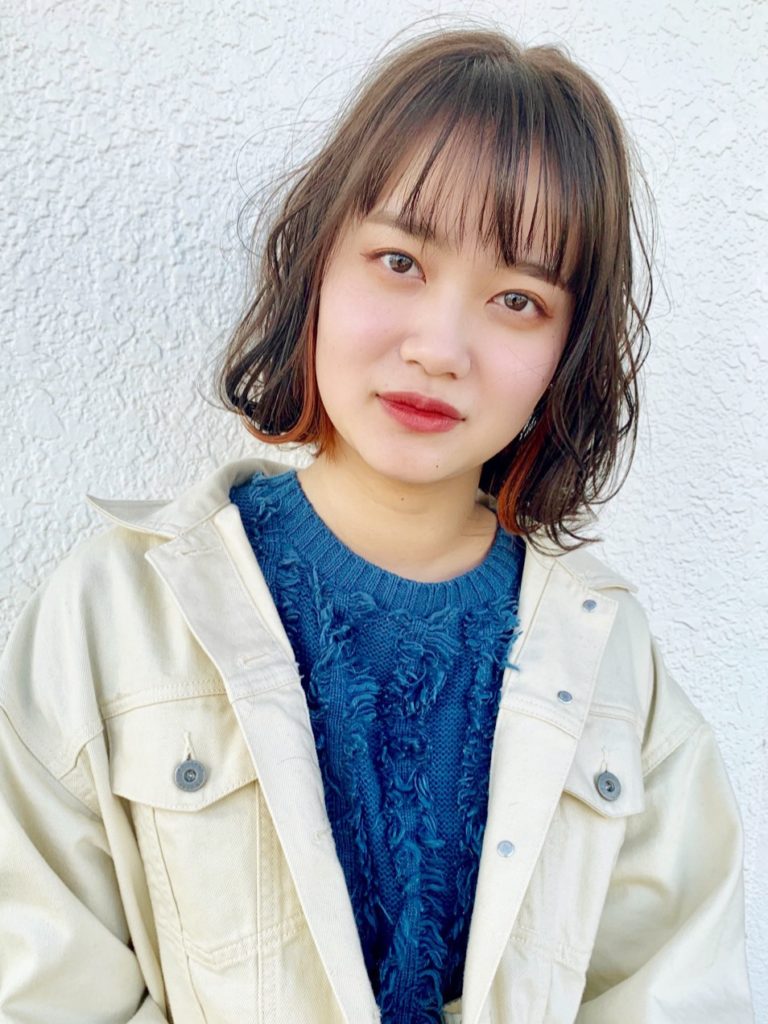 インナーカラーが入ったボブスタイルの写真