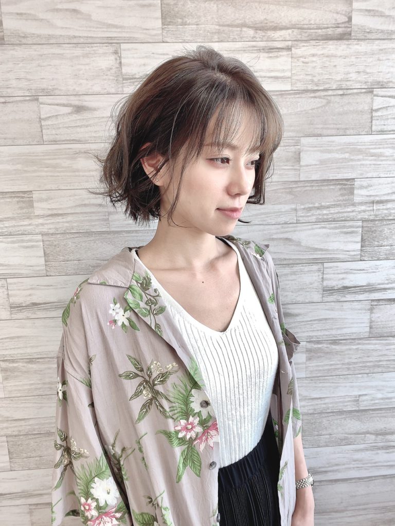 前髪がシースルーのショートボブスタイルの写真