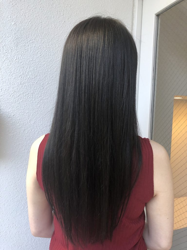 ストレートヘアの後ろを向いた女性の写真