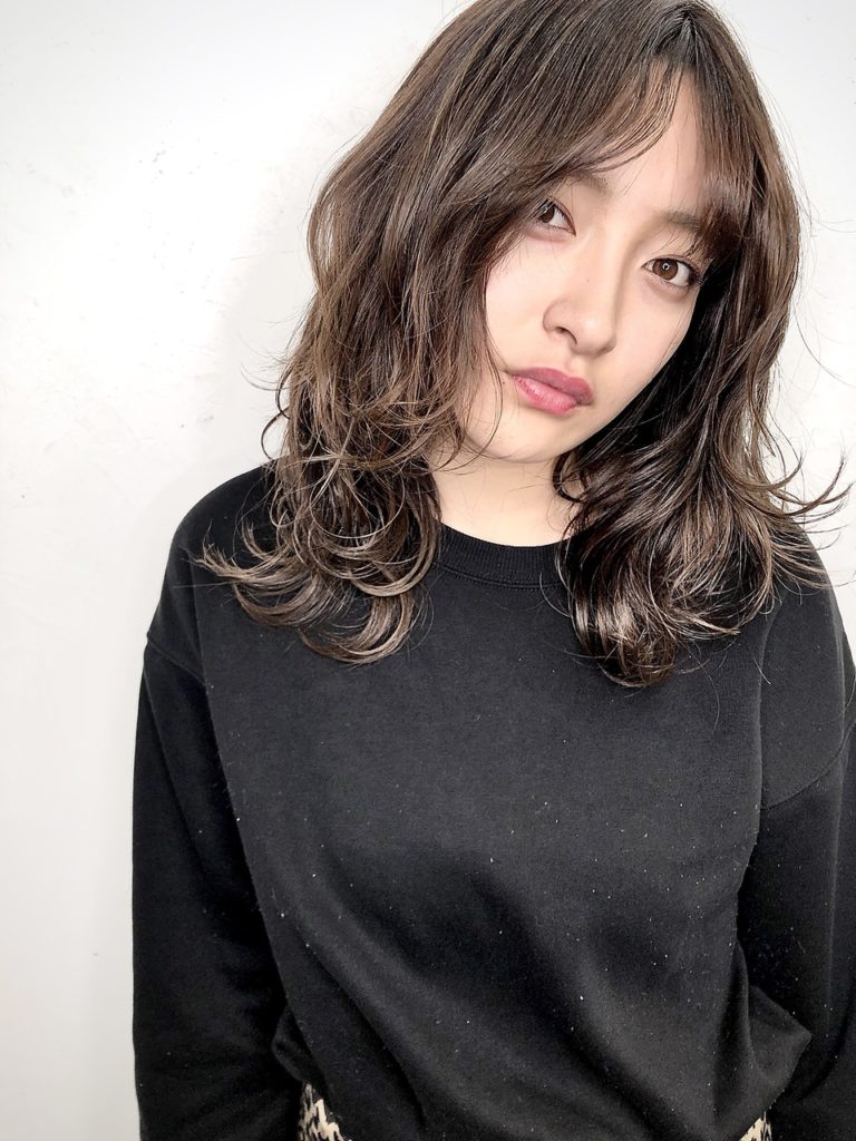 パーマスタイルの女性の写真