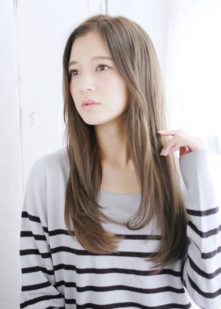 ロングヘアの女性の写真