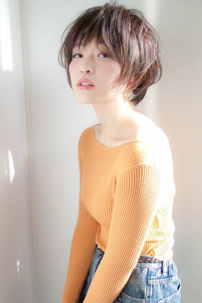 ショートヘアの女性の写真