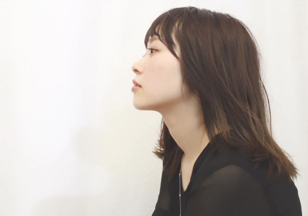 横向きの黒髪の綺麗な女性