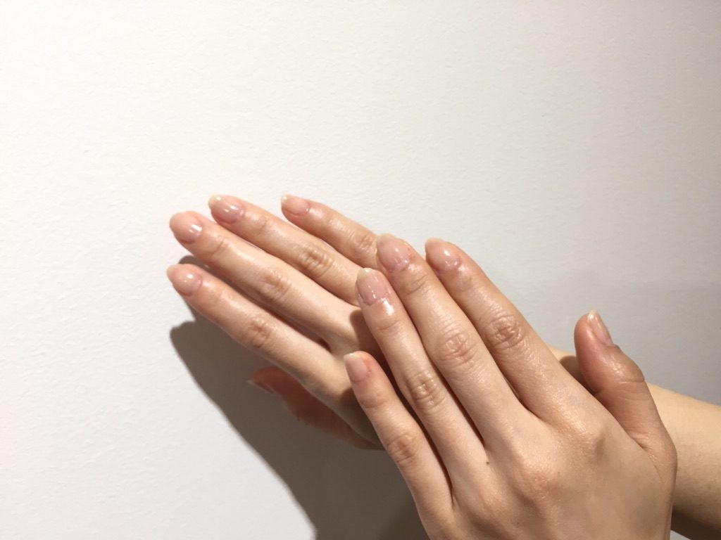 爪先が見えるよう重ねた手の写真