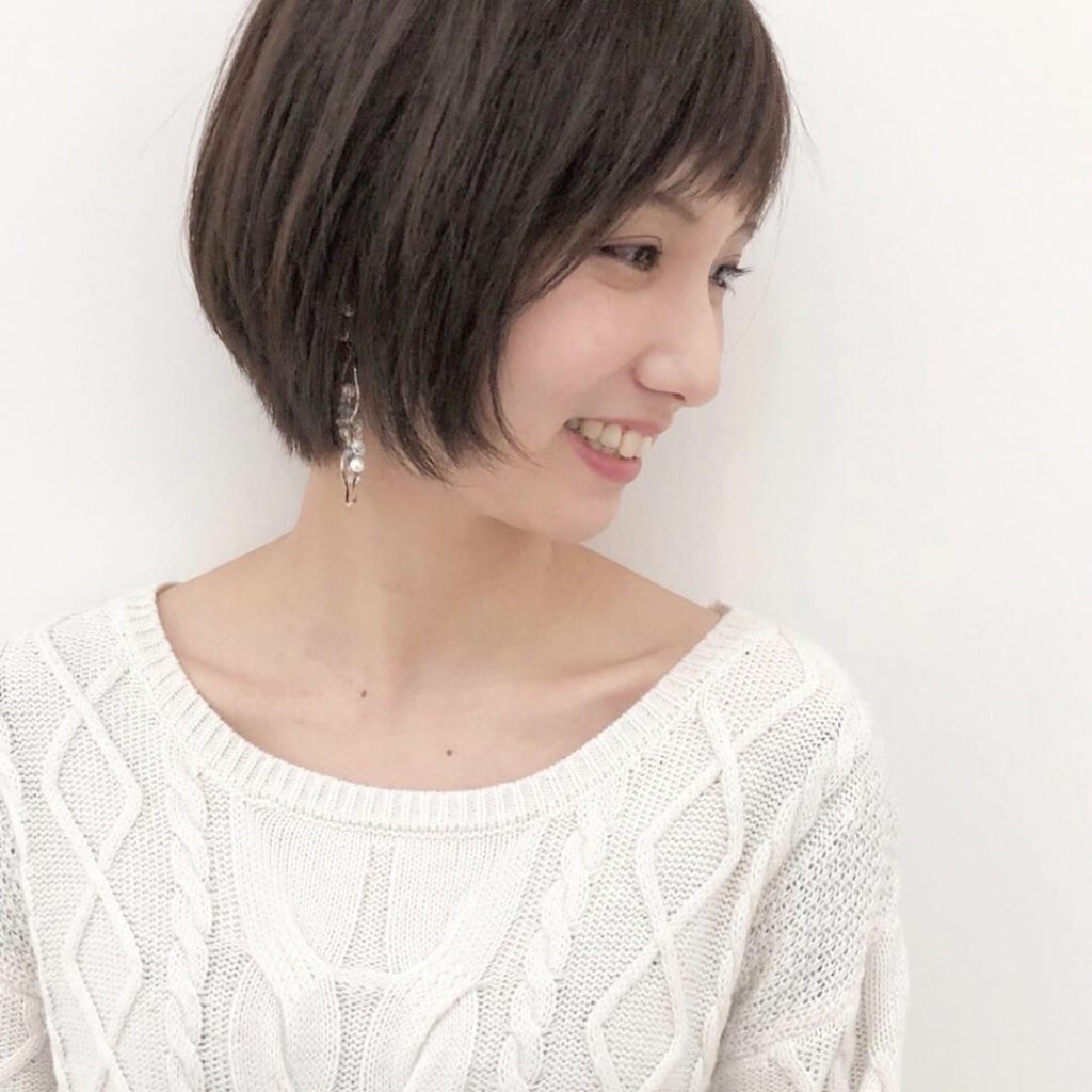 イヤリングをつけたショートヘアの女性の写真