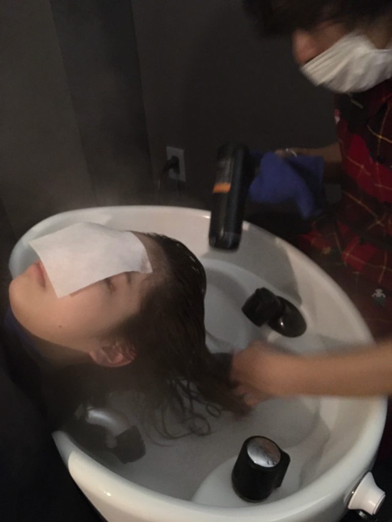 髪にスチームを当てている写真