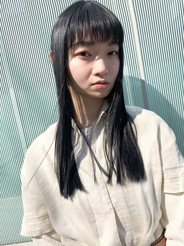 切りっぱなしの眉と黒髪ロングヘアの女性の写真