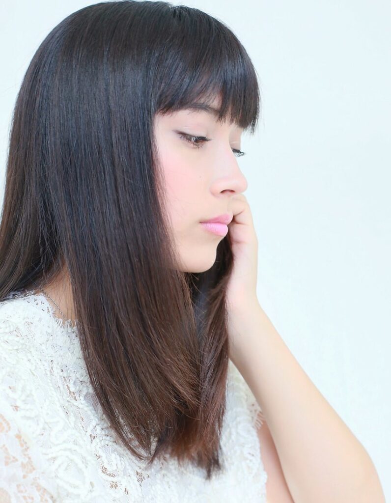 ロングスタイルの女性の写真