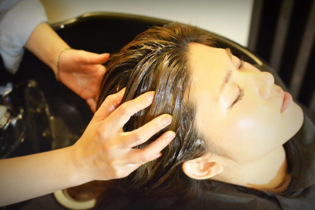 HAIR MAKE HEART-SHAPED BOXのヘッドスパの様子