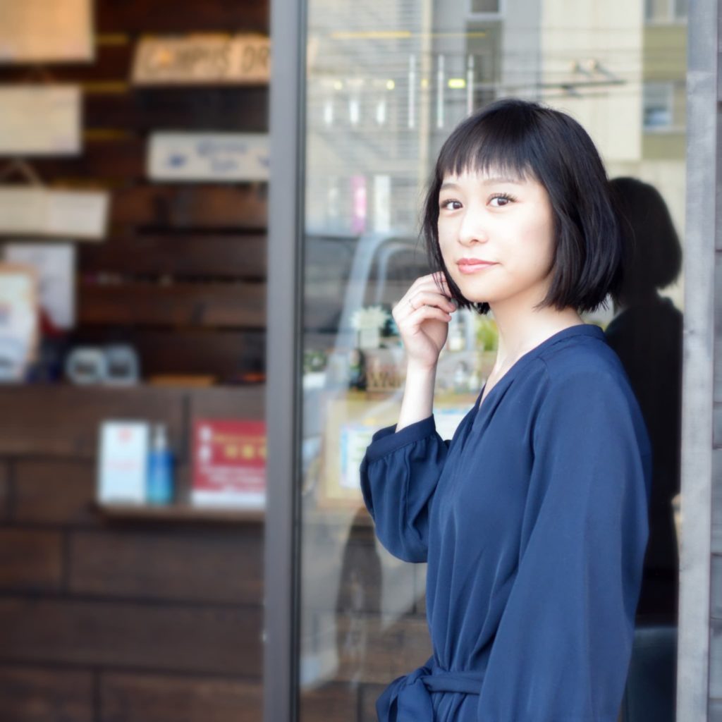 黒髪ボブの女性の写真