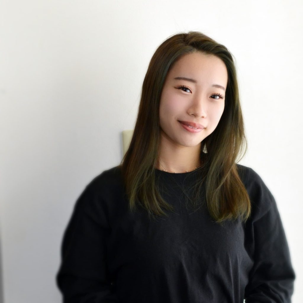 黒髪ロングヘアの女性の写真