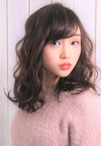 落ち着いたアッシュブラウンカラーに染めた女性の写真