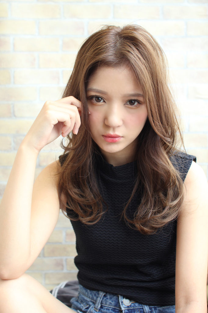 オシャレなイエローアッシュカラーに染めた女性の写真