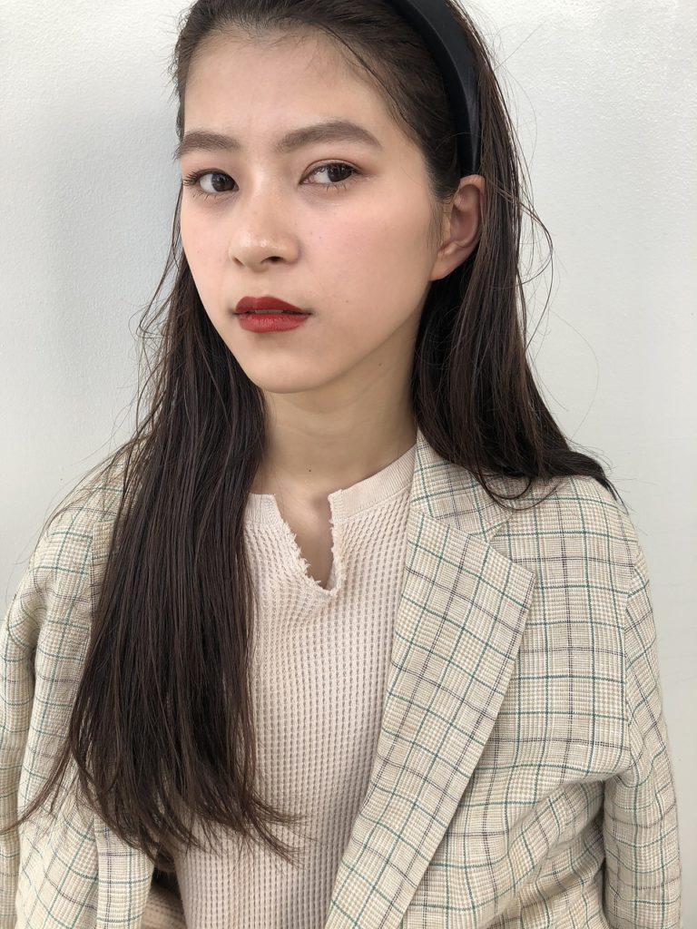 格好良いくすみ系のチョコレートブラウンカラーに染めた女性の写真
