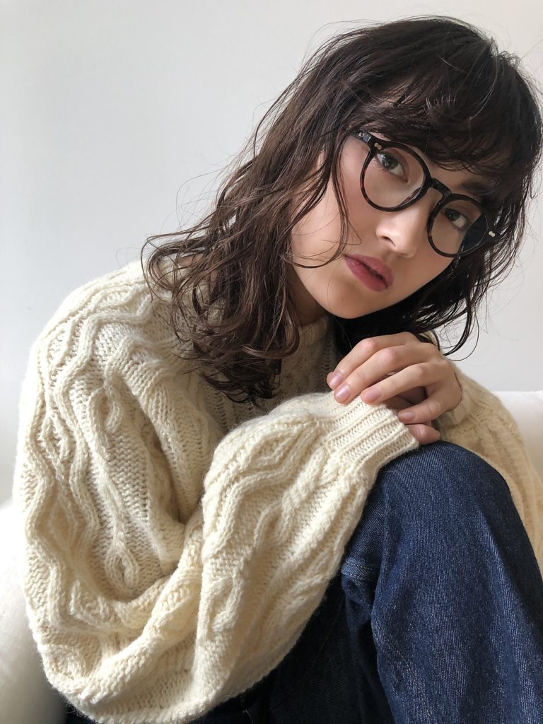 ゆるやかウェーブと相性抜群のチョコレートブラウンカラーに染めた女性の写真