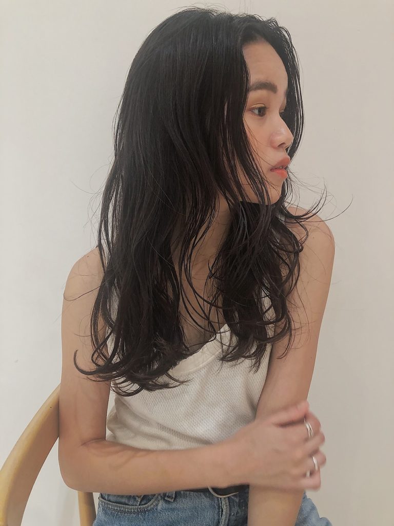しっとりと暗く控えめなチョコレートブラウンカラーに染めた女性の写真