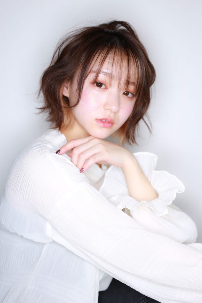耳周りだけを違う色のヘアカラーの写真