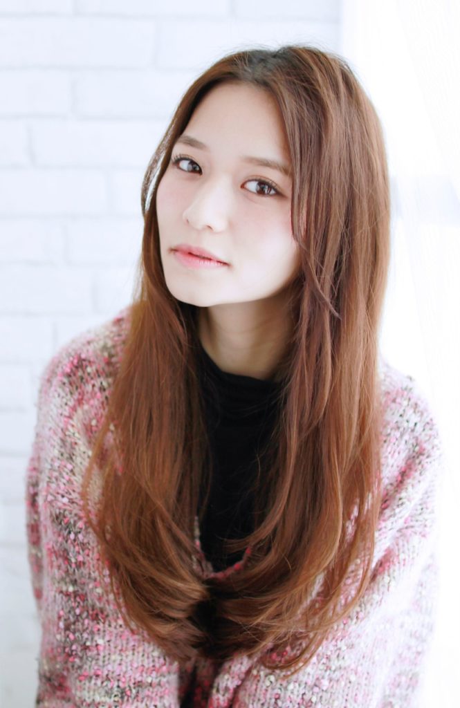 涼しげな瞳のナチュラルロングの女性の写真