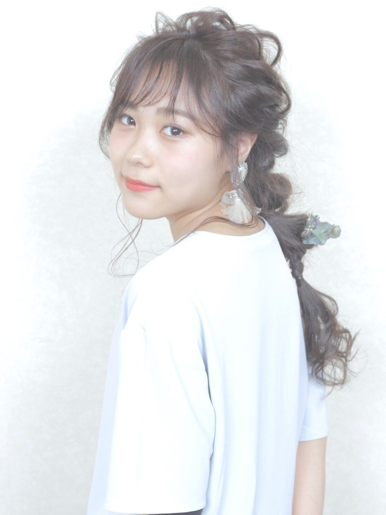 振り向くヘアアレンジをした女性の写真