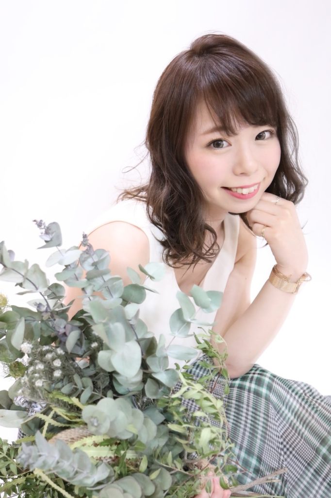頬杖をつく女性の写真
