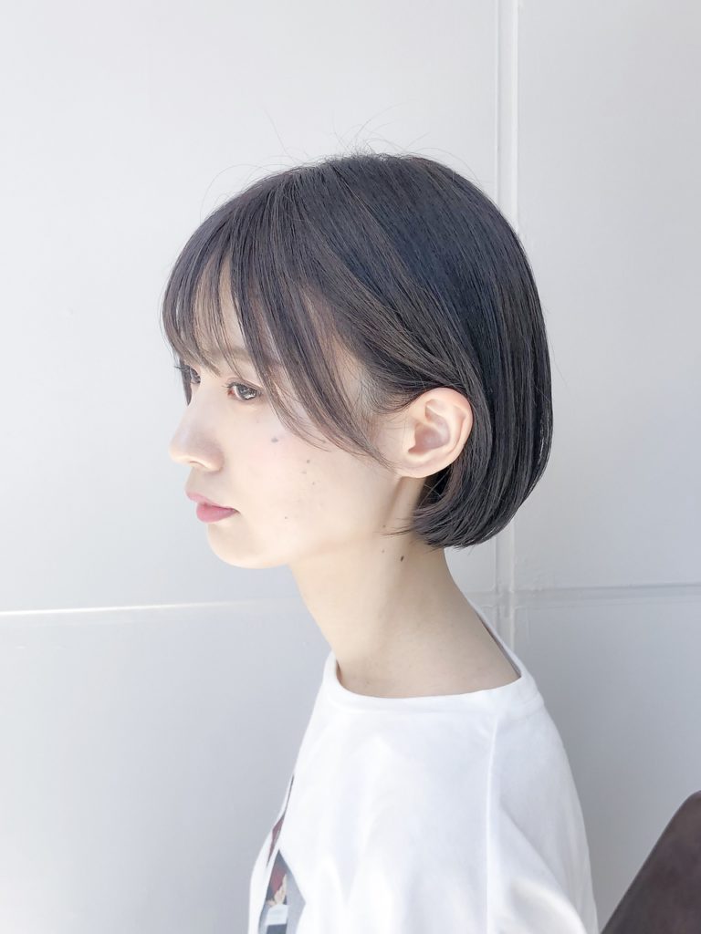 横向きのボブの女性の写真