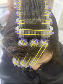 ロットで巻いてある髪を上から見た写真