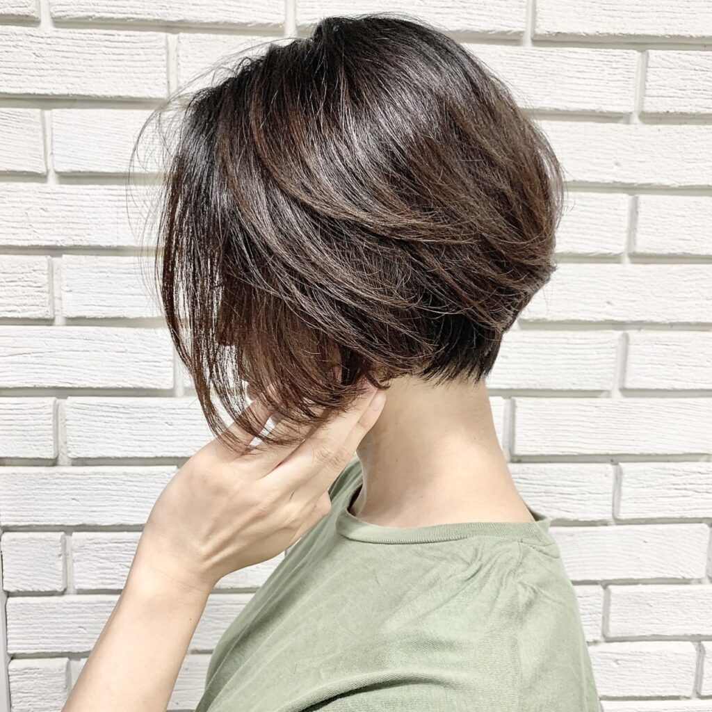 左を向いた女性の写真