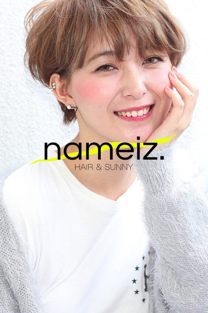 左ほほに手を置いた女性の写真