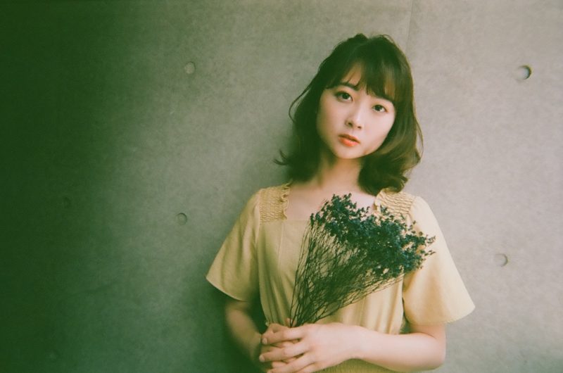 花を持ったミディアムスタイルの女性の写真