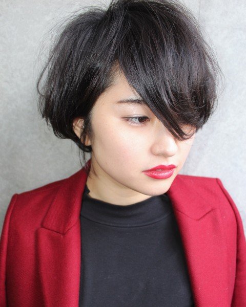 ショートスタイルの女性の写真