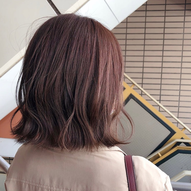 アレッタでカラーをした女性の後ろ姿の写真