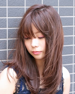 キュービスティックのうつむいた女性の写真