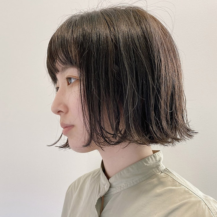 美容室SUGATAのボブスタイルの女性の横向き写真