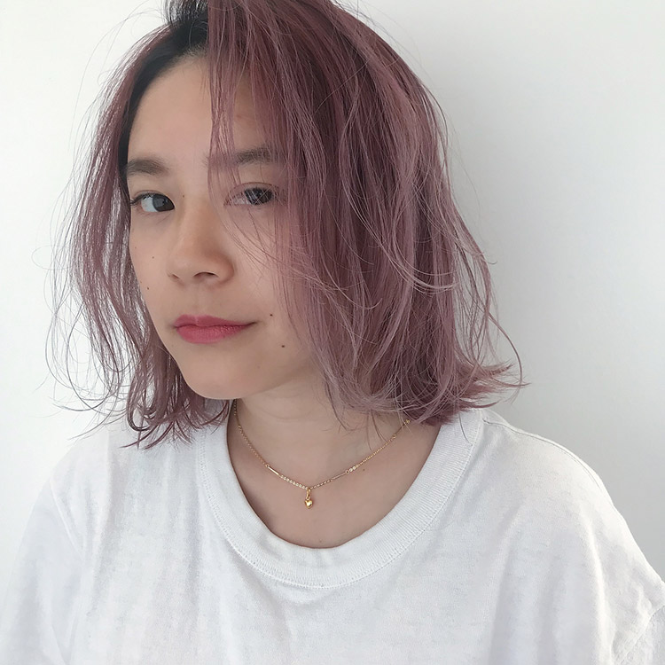 ピンク色のミディアムヘアの女性の写真